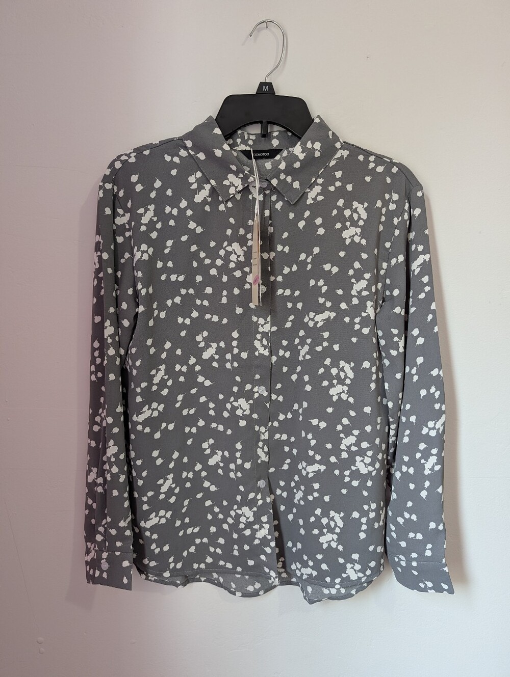 NWT Dokotoo Gray Floral Long Sleeve Button-Down Blouse size S. new
